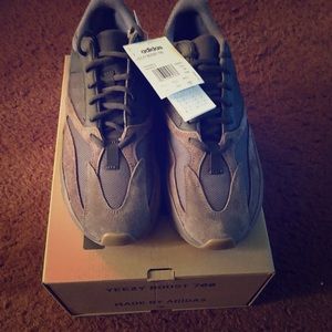 Yeezy 700 DS Muave Size 11 US 43 1/3 EUR